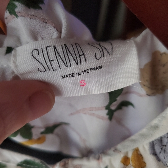 Beautiful floral tank top blouse - Picture 4 of 5